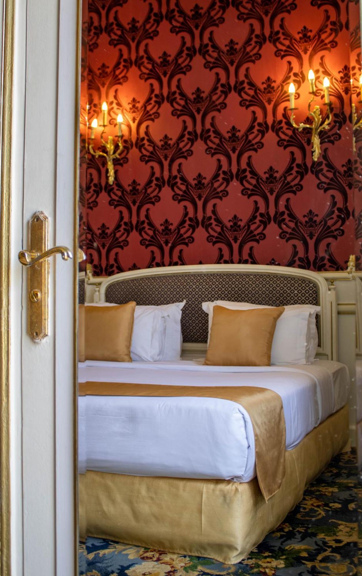 Golden Deluxe Room Partial Sea View