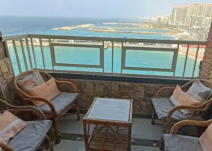 Charming Seaview Condo In Gleem G10