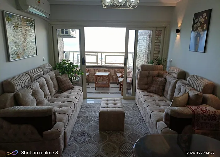 Charming Seaview Condo In Gleem G10